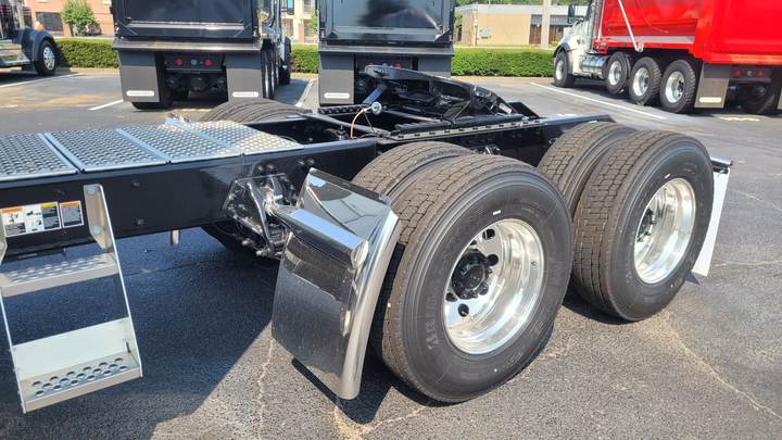 2027 Kenworth W990 76" Mid Roof Sleeper, exterior photo 4