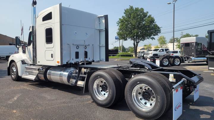 2027 Kenworth W990 76" Mid Roof Sleeper, exterior photo 5