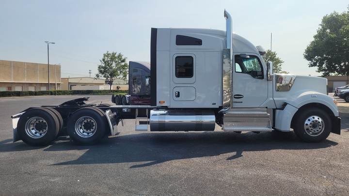 2027 Kenworth W990 76" Mid Roof Sleeper, exterior photo 6